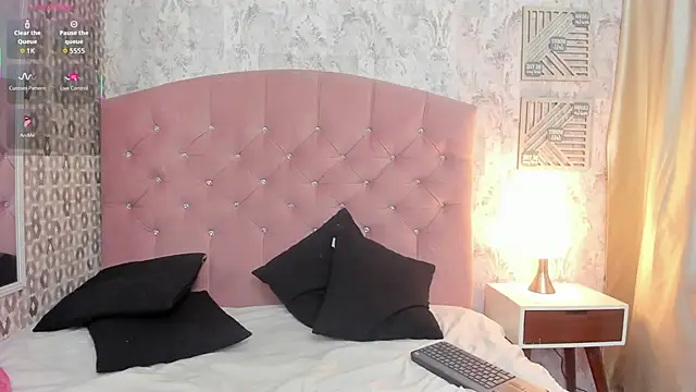 zoe alanaa online show from October 6, 7:55 pm