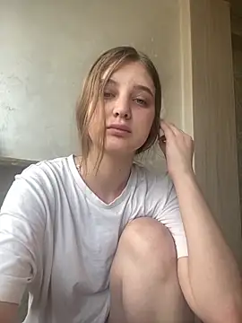 Snapshot of MollyDolle chatting on June 15, 10:28 am MollyDolle online show from June 15, 10:28 am