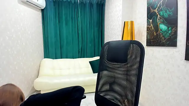 MileyWings online show from January 28, 2:21 pm