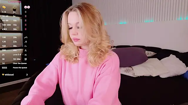 Snapshot of AliceMorr chatting on December 14, 8:34 am AliceMorr online show from December 14, 8:34 am