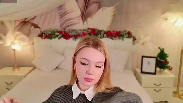 Snapshot of AliceMorr chatting on December 18, 8:20 am AliceMorr online show from December 18, 8:20 am