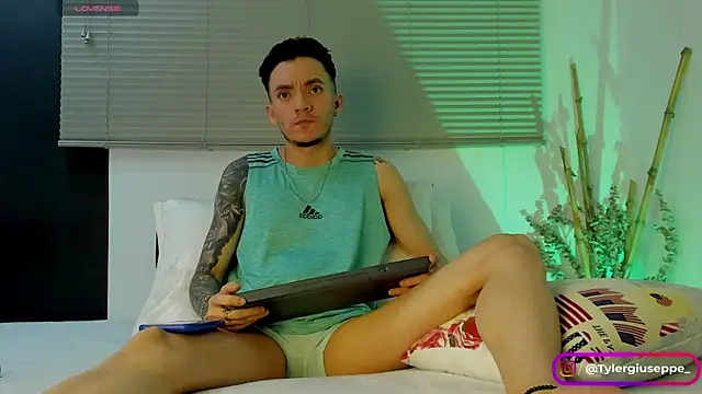 Snapshot of Tylergiuseppe_ chatting on December 13, 10:34 pm Tylergiuseppe  online show from December 13, 10:34 pm