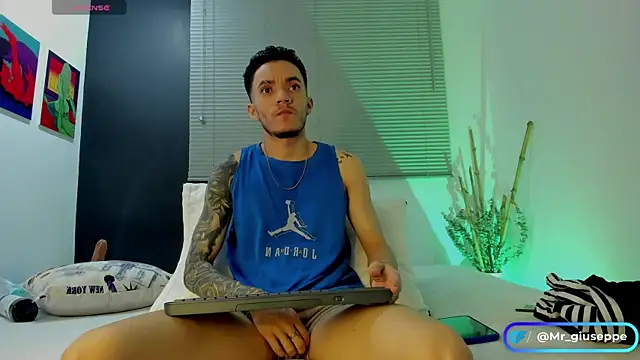 Snapshot of Tylergiuseppe_ chatting on December 23, 11:28 pm Tylergiuseppe  online show from December 23, 11:28 pm