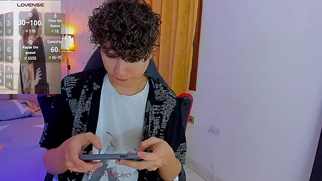 Snapshot of Nathan_Bluee chatting on February 7, 12:28 pm Nathan Bluee online show from February 7, 12:28 pm