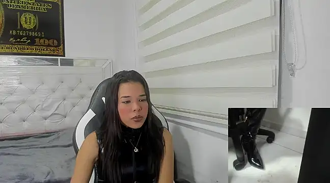 Snapshot of queen_findom chatting on February 24, 5:11 am queen findom online show from February 24, 5:11 am