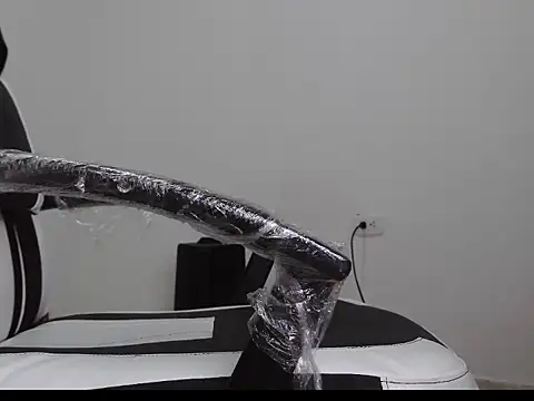 Snapshot of queen_findom chatting on September 16, 4:46 am queen findom online show from September 16, 4:46 am