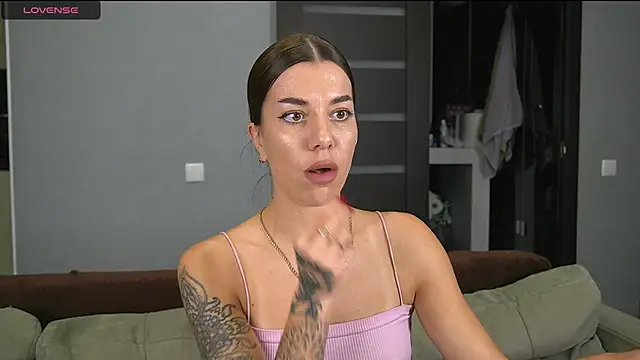 Snapshot of Alice_melice chatting on October 14, 8:42 pm Alice melice online show from October 14, 8:42 pm