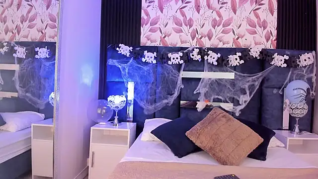 Snapshot of Larabrooks chatting on October 28, 7:38 pm Larabrooks online show from October 28, 7:38 pm