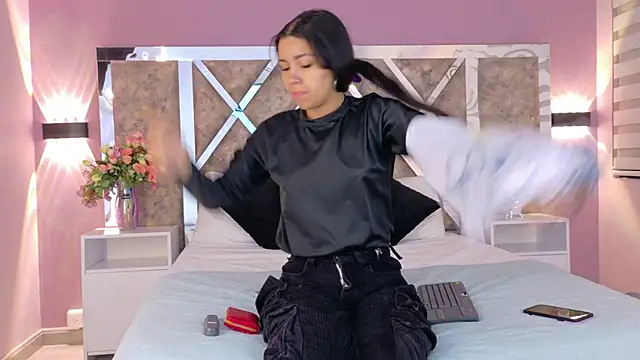 Snapshot of Larabrooks chatting on November 9, 11:52 am Larabrooks online show from November 9, 11:52 am