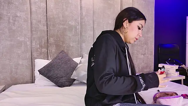 Snapshot of Larabrooks chatting on December 14, 12:10 pm Larabrooks online show from December 14, 12:10 pm