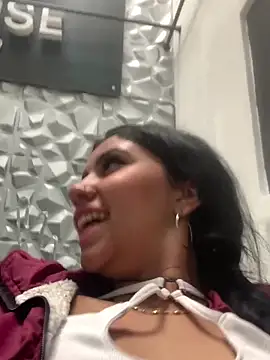 Snapshot of Larabrooks chatting on January 6, 6:00 pm Larabrooks online show from January 6, 6:00 pm