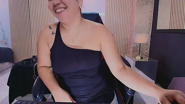 Snapshot of AmorMia chatting on October 18, 7:58 pm AmorMia online show from October 18, 7:58 pm