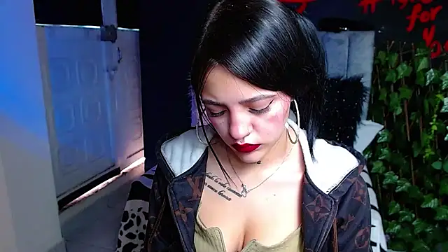 Snapshot of Violettasquirt chatting on April 18, 2:21 pm Violettasquirt online show from April 18, 2:21 pm