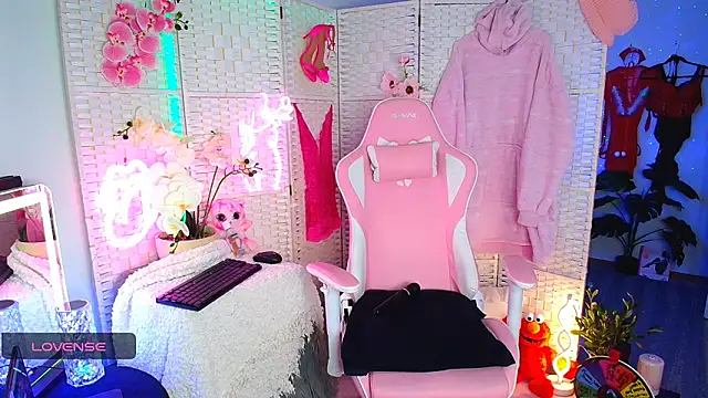 Snapshot of EllieKarrX chatting on February 3, 12:04 am EllieKarrX online show from February 3, 12:04 am