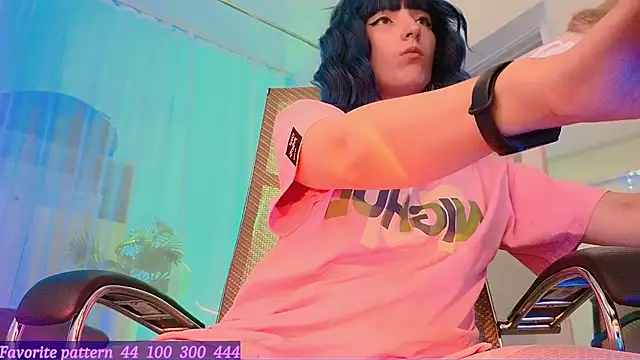 Toxic Ellies online show from July 12, 3:58 pm