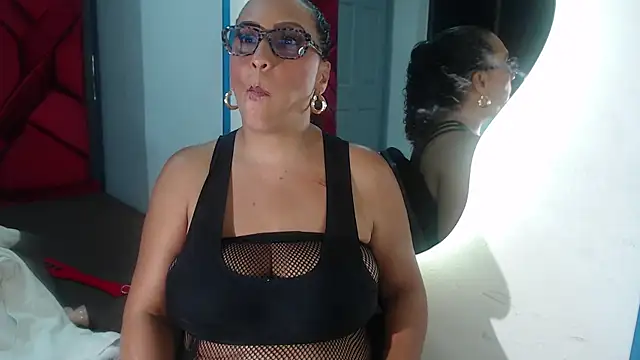 EvaMills1 online show from February 1, 3:18 pm