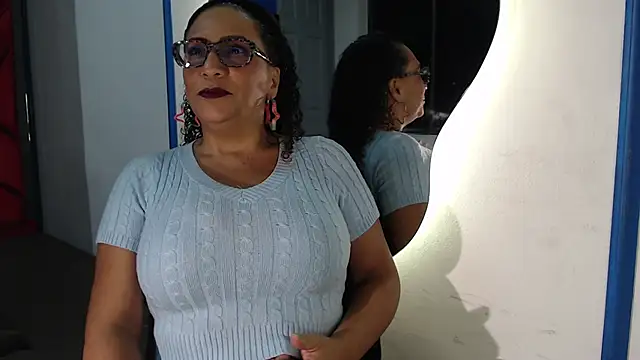 EvaMills1 online show from February 5, 7:42 pm