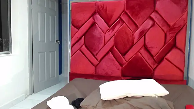 EvaMills1 online show from February 16, 3:05 pm