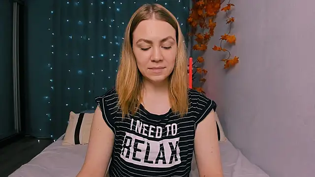 InsatiableFoxX online show from November 2, 7:05 pm