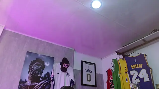 Snapshot of Hendry_ chatting on December 18, 3:56 am Hendry online show from December 18, 3:56 am