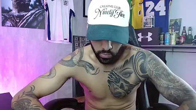 Snapshot of Hendry_ chatting on December 22, 1:13 am Hendry online show from December 22, 1:13 am