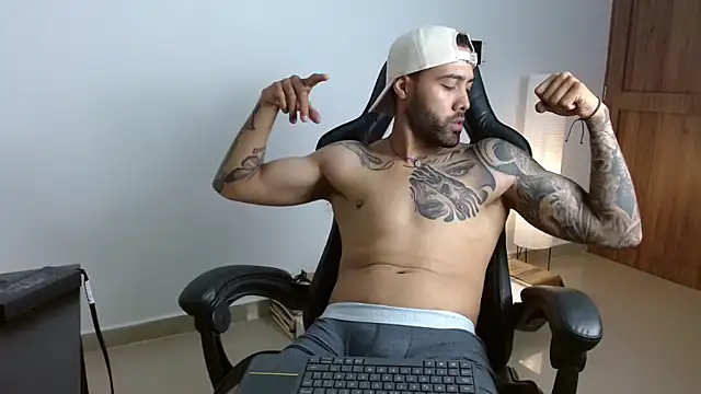 Snapshot of Hendry_ chatting on April 6, 10:11 pm Hendry online show from April 6, 10:11 pm