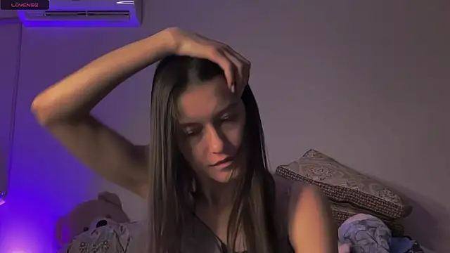 Snapshot of Alice__grace chatting on February 18, 3:32 pm Alice  grace online show from February 18, 3:32 pm