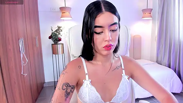 Snapshot of zoee_jackson chatting on February 19, 6:43 pm zoee jackson online show from February 19, 6:43 pm