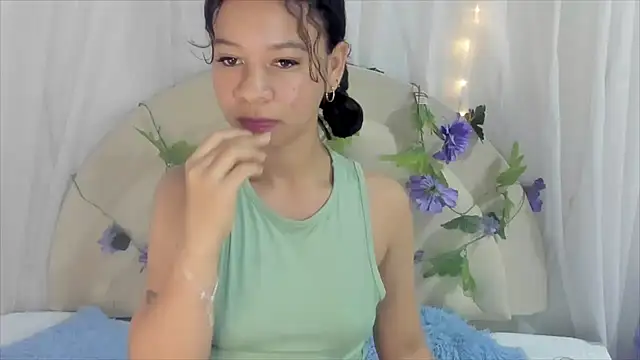 Snapshot of brithany_rousee chatting on January 24, 10:19 pm brithany rousee online show from January 24, 10:19 pm