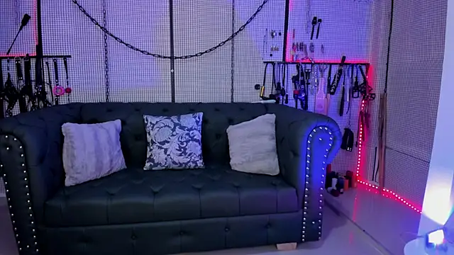 Snapshot of yey_bdsm chatting on February 21, 6:37 pm yey bdsm online show from February 21, 6:37 pm