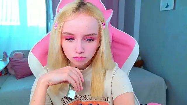 b4by LoL1 online show from February 28, 8:37 am