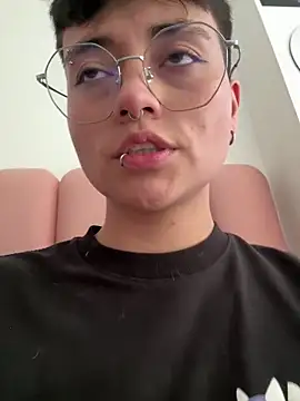 Ashley Chriss online show from February 9, 10:00 pm