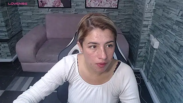 Snapshot of Valerie_b chatting on December 21, 12:38 pm Valerie b online show from December 21, 12:38 pm