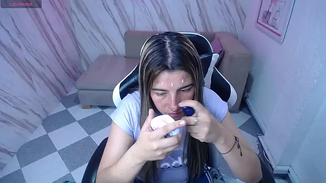 Snapshot of Valerie_b chatting on January 28, 3:04 am Valerie b online show from January 28, 3:04 am