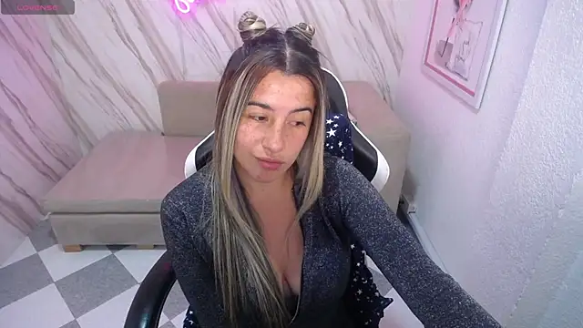 Snapshot of Valerie_b chatting on February 18, 3:10 am Valerie b online show from February 18, 3:10 am