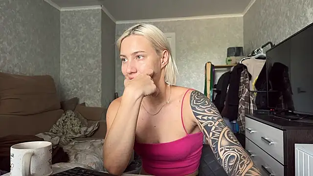 Snapshot of AnneBall chatting on July 2, 11:38 am AnneBall online show from July 2, 11:38 am