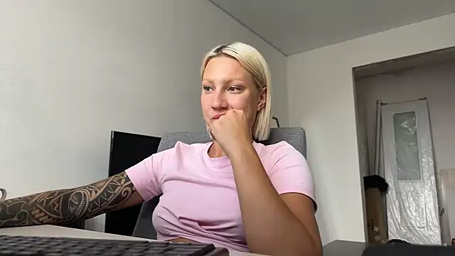 Snapshot of AnneBall chatting on July 15, 9:58 am AnneBall online show from July 15, 9:58 am