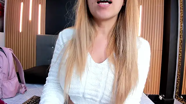 Snapshot of EvaaLovia1 chatting on May 8, 1:27 pm EvaaLovia1 online show from May 8, 1:27 pm