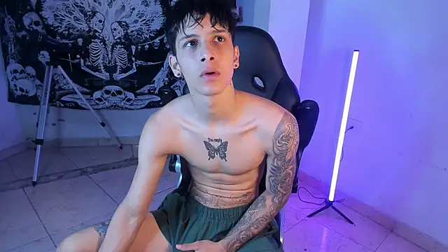 Snapshot of Snakebutterfly chatting on January 6, 4:16 am Snakebutterfly online show from January 6, 4:16 am