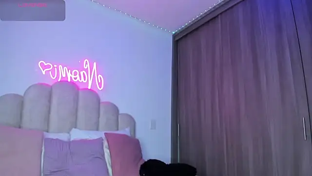 Snapshot of NaomiAsha chatting on February 19, 8:27 pm NaomiAsha online show from February 19, 8:27 pm