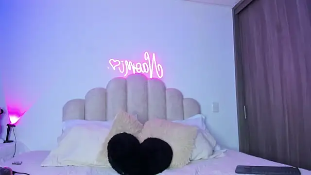 Snapshot of NaomiAsha chatting on February 23, 8:17 pm NaomiAsha online show from February 23, 8:17 pm