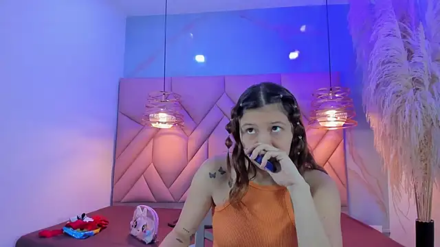 Snapshot of AngelaaCute_ chatting on February 5, 12:06 pm AngelaaCute online show from February 5, 12:06 pm