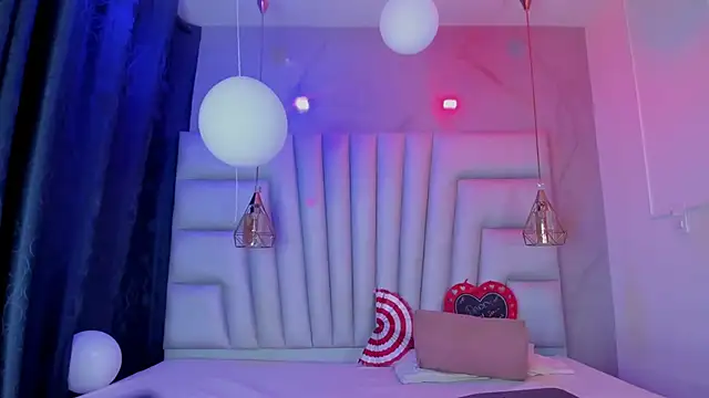 Snapshot of AngelaaCute_ chatting on February 14, 8:27 pm AngelaaCute online show from February 14, 8:27 pm