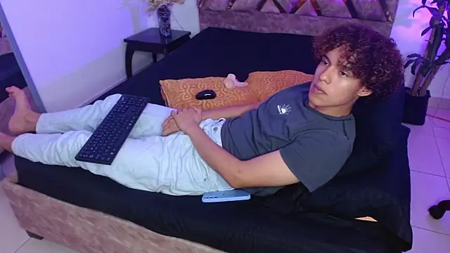 Snapshot of nickolas_moon chatting on February 1, 5:37 pm nickolas moon online show from February 1, 5:37 pm