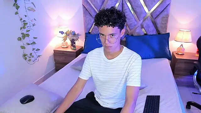 Snapshot of nickolas_moon chatting on October 15, 7:58 pm nickolas moon online show from October 15, 7:58 pm