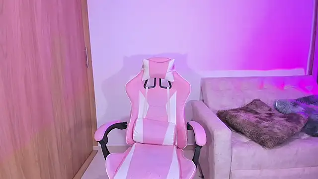 Snapshot of annika_taylor chatting on February 22, 12:05 am annika taylor online show from February 22, 12:05 am