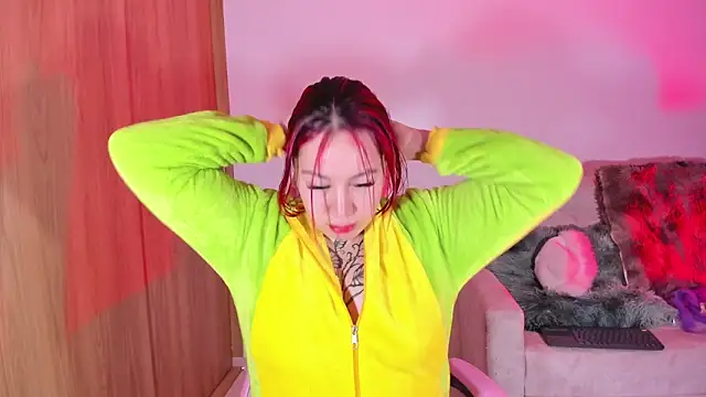 Snapshot of annika_taylor chatting on March 22, 1:32 am annika taylor online show from March 22, 1:32 am