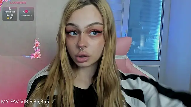 Snapshot of shy_melony chatting on April 19, 11:09 am shy melony online show from April 19, 11:09 am