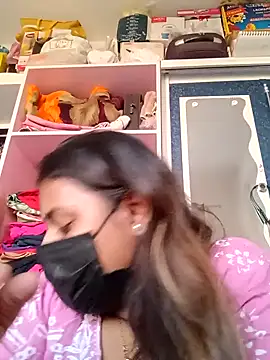 Snapshot of Hotmilfxox chatting on December 10, 11:22 am Hotmilfxox online show from December 10, 11:22 am