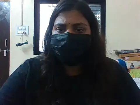 Snapshot of Hotmilfxox chatting on May 15, 7:37 am Hotmilfxox online show from May 15, 7:37 am